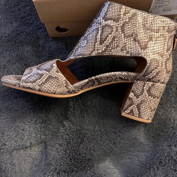 Peep Toe T-Strap Heeled Sandal | Gentle Souls by Kenneth Cole - Picture 2 of 3